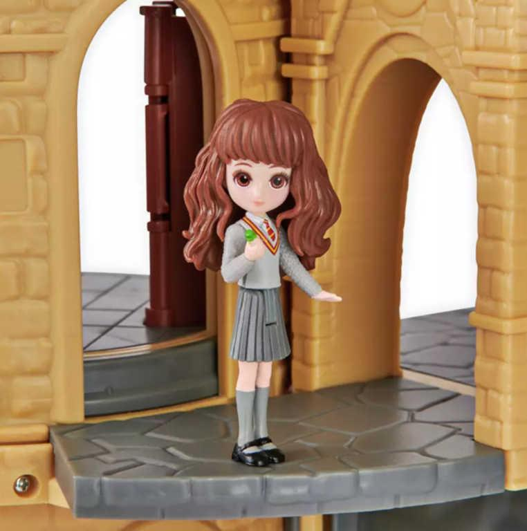 ds11834330_spin_master_hrad_harry_potter_set_s_figurkou_a_doplnky_na_baterie_svetlo_zvuk_1
