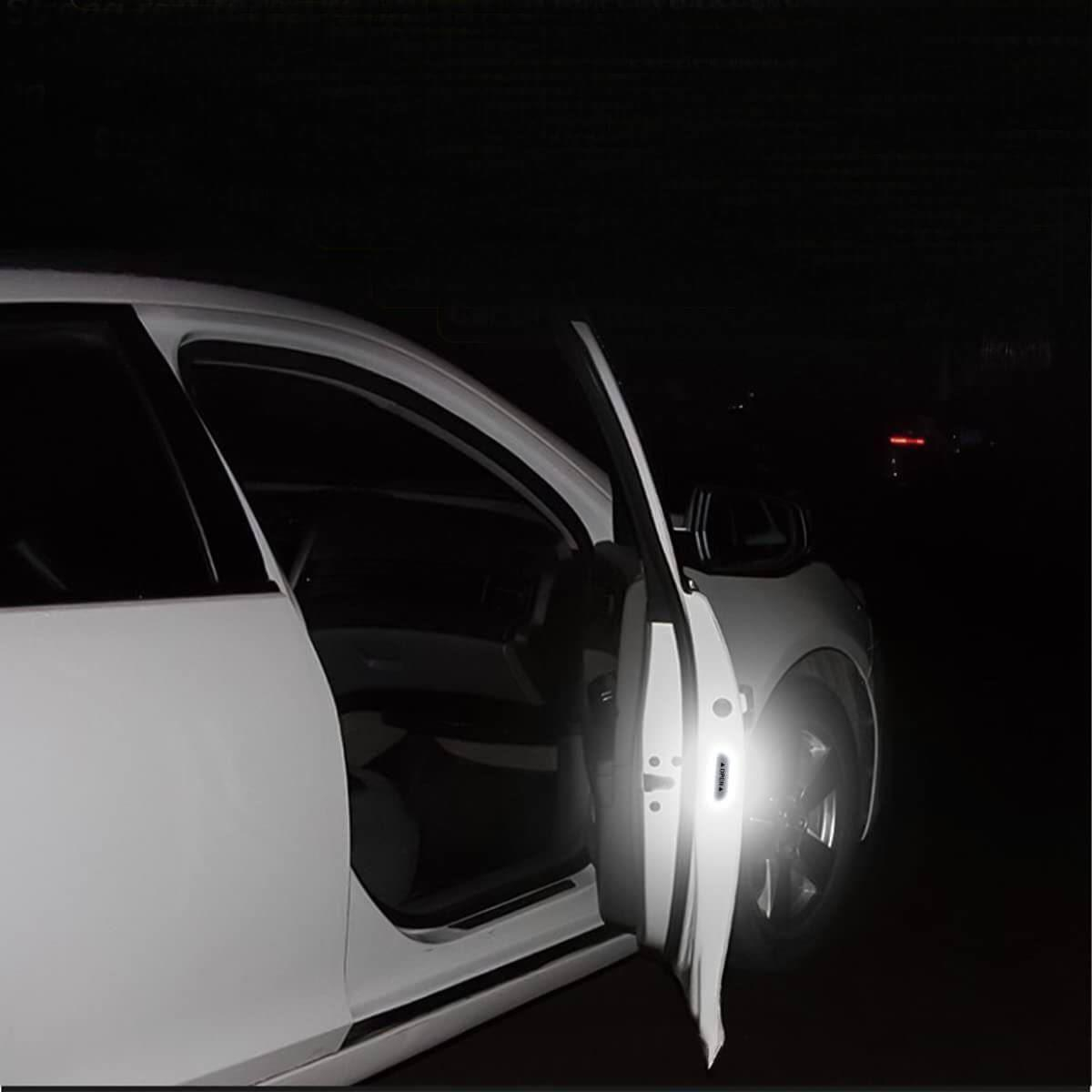 ds81398471_reflexni_samolepka_na_auto_bila_1