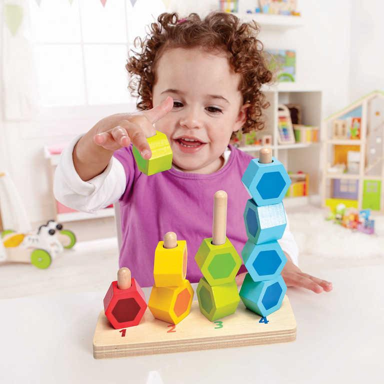 HAPE DŘEVO Baby tvary navlékací 10 dílků na tyčce počítání pro miminko
